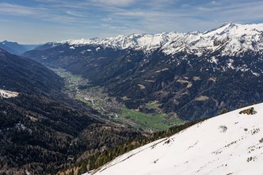 Dolomitlerde, Alplerde güneşli kış manzarası. Pinzolo köyü ve İtalya 'da bir kayak merkezi. Dolomites Brenta, Adamello park Presanella moutain, Doss del Sabion skiarea trentino Italy.