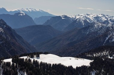 Dolomitlerde, Alplerde güneşli kış manzarası. Pinzolo köyü ve İtalya 'da bir kayak merkezi. Dolomites Brenta, Adamello park Presanella moutain, Doss del Sabion skiarea trentino Italy.