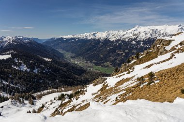 Dolomitlerde, Alplerde güneşli kış manzarası. Pinzolo köyü ve İtalya 'da bir kayak merkezi. Dolomites Brenta, Adamello park Presanella moutain, Doss del Sabion skiarea trentino Italy.