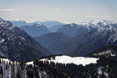 Dolomitlerde, Alplerde güneşli kış manzarası. Pinzolo köyü ve İtalya 'da bir kayak merkezi. Dolomites Brenta, Adamello park Presanella moutain, Doss del Sabion skiarea trentino Italy.