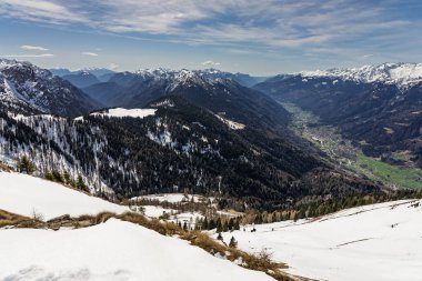 Dolomitlerde, Alplerde güneşli kış manzarası. Pinzolo köyü ve İtalya 'da bir kayak merkezi. Dolomites Brenta, Adamello park Presanella moutain, Doss del Sabion skiarea trentino Italy.