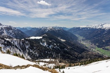 Dolomitlerde, Alplerde güneşli kış manzarası. Pinzolo köyü ve İtalya 'da bir kayak merkezi. Dolomites Brenta, Adamello park Presanella moutain, Doss del Sabion skiarea trentino Italy.