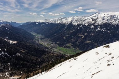Dolomitlerde, Alplerde güneşli kış manzarası. Pinzolo köyü ve İtalya 'da bir kayak merkezi. Dolomites Brenta, Adamello park Presanella moutain, Doss del Sabion skiarea trentino Italy.