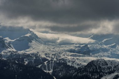 Dolomitlerde, Alplerde güneşli kış manzarası. Madonna di Campiglio köyü, İtalya 'da sis ve bulutlarla kaplı bir kayak merkezi. Madonna di Campiglio ursus kar parkı Val Rendena dolomites trentino Italy.