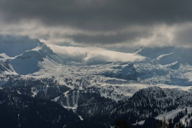 Dolomitlerde, Alplerde güneşli kış manzarası. Madonna di Campiglio köyü, İtalya 'da sis ve bulutlarla kaplı bir kayak merkezi. Madonna di Campiglio ursus kar parkı Val Rendena dolomites trentino Italy.