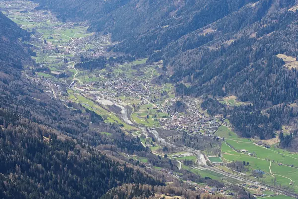Dolomitlerde, Alplerde güneşli kış manzarası. Pinzolo köyü ve İtalya 'da bir kayak merkezi. Dolomites Brenta, Adamello park Presanella moutain, Doss del Sabion skiarea trentino Italy.
