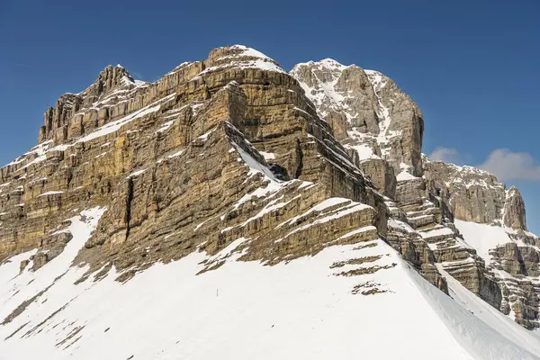 Dolomitlerde, Alplerde güneşli kış manzarası. İtalya, Madonna di Campiglio köyü ve İtalya 'da bir kayak merkezi. Val Rendena Dolomites Trentino İtalya 'daki Madonna di Campiglio tatil köyü. Kışın Dolomitler.