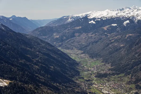 Dolomitlerde, Alplerde güneşli kış manzarası. Pinzolo köyü ve İtalya 'da bir kayak merkezi. Dolomites Brenta, Adamello park Presanella moutain, Doss del Sabion skiarea trentino Italy.