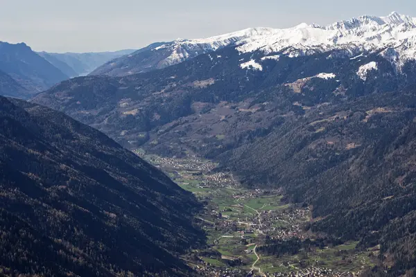 Dolomitlerde, Alplerde güneşli kış manzarası. Pinzolo köyü ve İtalya 'da bir kayak merkezi. Dolomites Brenta, Adamello park Presanella moutain, Doss del Sabion skiarea trentino Italy.