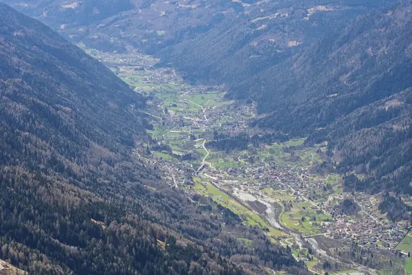 Dolomitlerde, Alplerde güneşli kış manzarası. Pinzolo köyü ve İtalya 'da bir kayak merkezi. Dolomites Brenta, Adamello park Presanella moutain, Doss del Sabion skiarea trentino Italy.