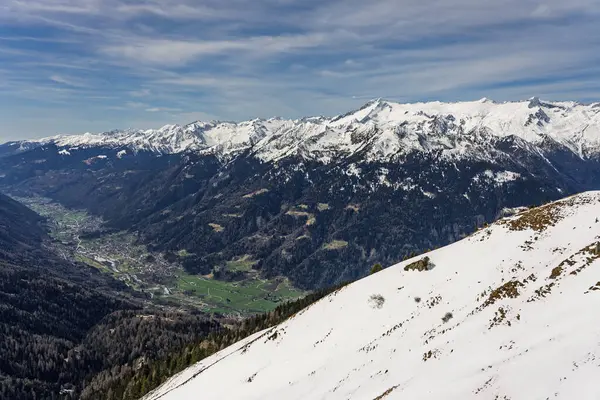 Dolomitlerde, Alplerde güneşli kış manzarası. Pinzolo köyü ve İtalya 'da bir kayak merkezi. Dolomites Brenta, Adamello park Presanella moutain, Doss del Sabion skiarea trentino Italy.