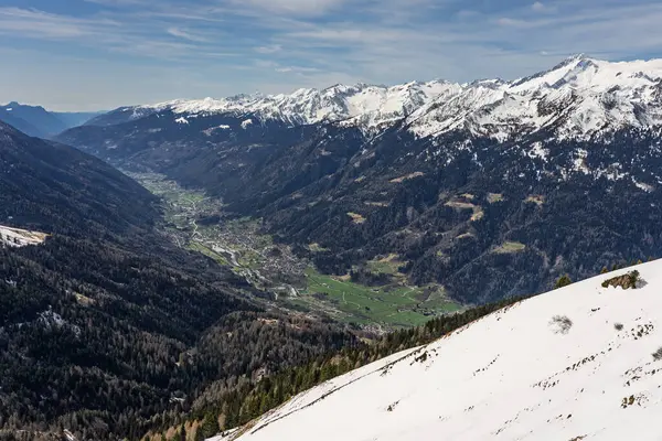 Dolomitlerde, Alplerde güneşli kış manzarası. Pinzolo köyü ve İtalya 'da bir kayak merkezi. Dolomites Brenta, Adamello park Presanella moutain, Doss del Sabion skiarea trentino Italy.