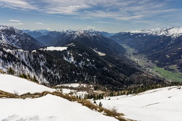 Dolomitlerde, Alplerde güneşli kış manzarası. Pinzolo köyü ve İtalya 'da bir kayak merkezi. Dolomites Brenta, Adamello park Presanella moutain, Doss del Sabion skiarea trentino Italy.