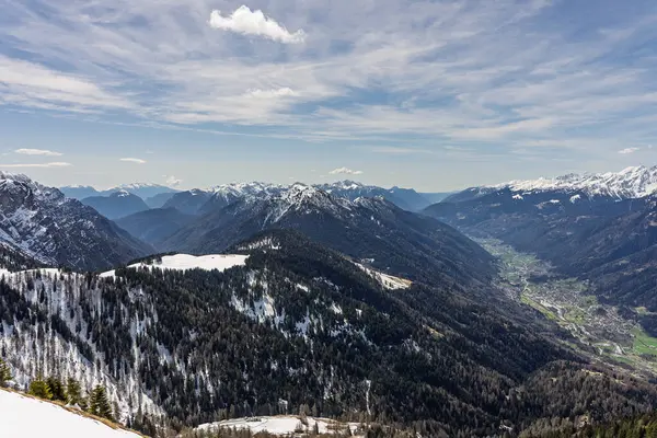 Dolomitlerde, Alplerde güneşli kış manzarası. Pinzolo köyü ve İtalya 'da bir kayak merkezi. Dolomites Brenta, Adamello park Presanella moutain, Doss del Sabion skiarea trentino Italy.