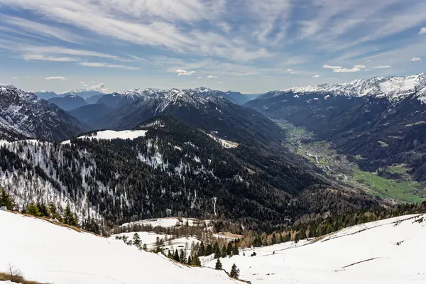 Dolomitlerde, Alplerde güneşli kış manzarası. Pinzolo köyü ve İtalya 'da bir kayak merkezi. Dolomites Brenta, Adamello park Presanella moutain, Doss del Sabion skiarea trentino Italy.