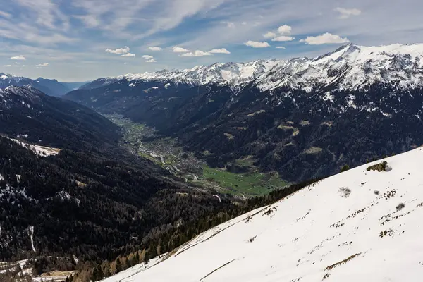 Dolomitlerde, Alplerde güneşli kış manzarası. Pinzolo köyü ve İtalya 'da bir kayak merkezi. Dolomites Brenta, Adamello park Presanella moutain, Doss del Sabion skiarea trentino Italy.