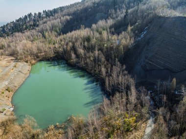 Kozy 'deki Quarry' nin insansız hava aracı görüntüsü. Kozy 'deki Magurka Wilkowicka grubu içinde Chrobacza çayırının yamacında bulunan Lgocka kumtaşlarının etkin olmayan bir taş ocağı..