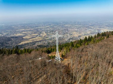 İlkbaharda Beskid Dağları 'nın hava aracı görüntüsü. Chrobacz Meadow, Little Beskids 'taki Magurka Wilkowicka Grubu' nun zirvesinde. Beskids 'da bir dağın zirvesinde çapraz