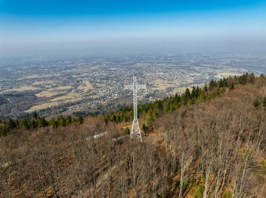 İlkbaharda Beskid Dağları 'nın hava aracı görüntüsü. Chrobacz Meadow, Little Beskids 'taki Magurka Wilkowicka Grubu' nun zirvesinde. Beskids 'da bir dağın zirvesinde çapraz