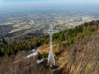 İlkbaharda Beskid Dağları 'nın hava aracı görüntüsü. Chrobacz Meadow, Little Beskids 'taki Magurka Wilkowicka Grubu' nun zirvesinde. Beskids 'da bir dağın zirvesinde çapraz
