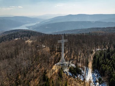 İlkbaharda Beskid Dağları 'nın hava aracı görüntüsü. Chrobacz Meadow, Little Beskids 'taki Magurka Wilkowicka Grubu' nun zirvesinde. Beskids 'da bir dağın zirvesinde çapraz