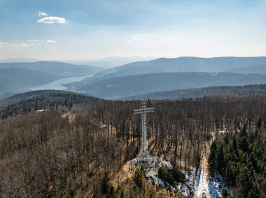 İlkbaharda Beskid Dağları 'nın hava aracı görüntüsü. Chrobacz Meadow, Little Beskids 'taki Magurka Wilkowicka Grubu' nun zirvesinde. Beskids 'da bir dağın zirvesinde çapraz