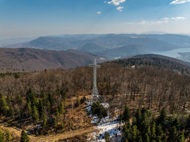 İlkbaharda Beskid Dağları 'nın hava aracı görüntüsü. Chrobacz Meadow, Little Beskids 'taki Magurka Wilkowicka Grubu' nun zirvesinde. Beskids 'da bir dağın zirvesinde çapraz