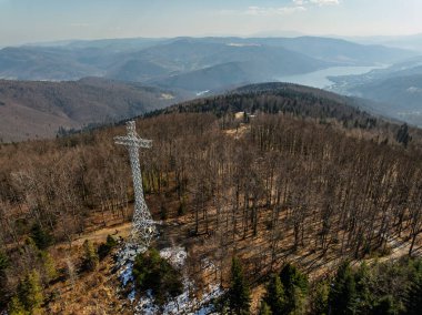 İlkbaharda Beskid Dağları 'nın hava aracı görüntüsü. Chrobacz Meadow, Little Beskids 'taki Magurka Wilkowicka Grubu' nun zirvesinde. Beskids 'da bir dağın zirvesinde çapraz