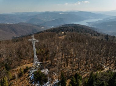 İlkbaharda Beskid Dağları 'nın hava aracı görüntüsü. Chrobacz Meadow, Little Beskids 'taki Magurka Wilkowicka Grubu' nun zirvesinde. Beskids 'da bir dağın zirvesinde çapraz