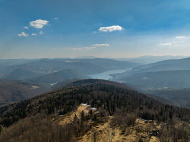 İlkbaharda Beskid Dağları 'nın hava aracı görüntüsü. Chrobacz Meadow, Little Beskids 'taki Magurka Wilkowicka Grubu' nun zirvesinde. Beskids 'da bir dağın zirvesinde çapraz