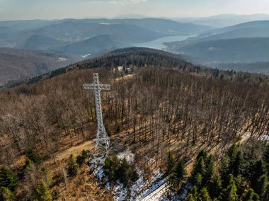 İlkbaharda Beskid Dağları 'nın hava aracı görüntüsü. Chrobacz Meadow, Little Beskids 'taki Magurka Wilkowicka Grubu' nun zirvesinde. Beskids 'da bir dağın zirvesinde çapraz