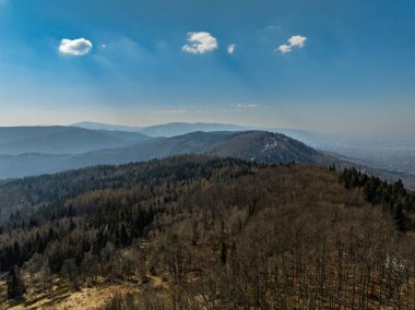 İlkbaharda Beskid Dağları 'nın hava aracı görüntüsü. Chrobacz Meadow, Little Beskids 'taki Magurka Wilkowicka Grubu' nun zirvesinde. Beskids 'da bir dağın zirvesinde çapraz