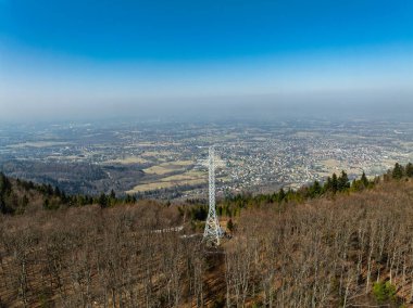 İlkbaharda Beskid Dağları 'nın hava aracı görüntüsü. Chrobacz Meadow, Little Beskids 'taki Magurka Wilkowicka Grubu' nun zirvesinde. Beskids 'da bir dağın zirvesinde çapraz