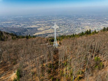 İlkbaharda Beskid Dağları 'nın hava aracı görüntüsü. Chrobacz Meadow, Little Beskids 'taki Magurka Wilkowicka Grubu' nun zirvesinde. Beskids 'da bir dağın zirvesinde çapraz