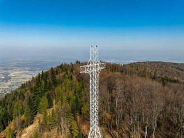 İlkbaharda Beskid Dağları 'nın hava aracı görüntüsü. Chrobacz Meadow, Little Beskids 'taki Magurka Wilkowicka Grubu' nun zirvesinde. Beskids 'da bir dağın zirvesinde çapraz