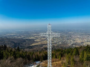 İlkbaharda Beskid Dağları 'nın hava aracı görüntüsü. Chrobacz Meadow, Little Beskids 'taki Magurka Wilkowicka Grubu' nun zirvesinde. Beskids 'da bir dağın zirvesinde çapraz