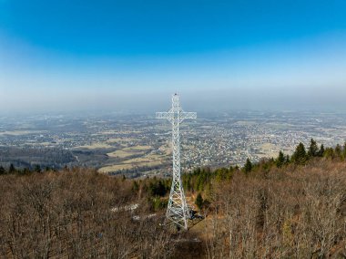 İlkbaharda Beskid Dağları 'nın hava aracı görüntüsü. Chrobacz Meadow, Little Beskids 'taki Magurka Wilkowicka Grubu' nun zirvesinde. Beskids 'da bir dağın zirvesinde çapraz