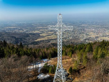 İlkbaharda Beskid Dağları 'nın hava aracı görüntüsü. Chrobacz Meadow, Little Beskids 'taki Magurka Wilkowicka Grubu' nun zirvesinde. Beskids 'da bir dağın zirvesinde çapraz