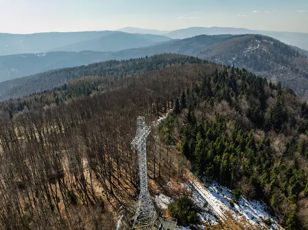 İlkbaharda Beskid Dağları 'nın hava aracı görüntüsü. Chrobacz Meadow, Little Beskids 'taki Magurka Wilkowicka Grubu' nun zirvesinde. Beskids 'da bir dağın zirvesinde çapraz