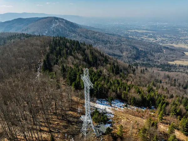 İlkbaharda Beskid Dağları 'nın hava aracı görüntüsü. Chrobacz Meadow, Little Beskids 'taki Magurka Wilkowicka Grubu' nun zirvesinde. Beskids 'da bir dağın zirvesinde çapraz
