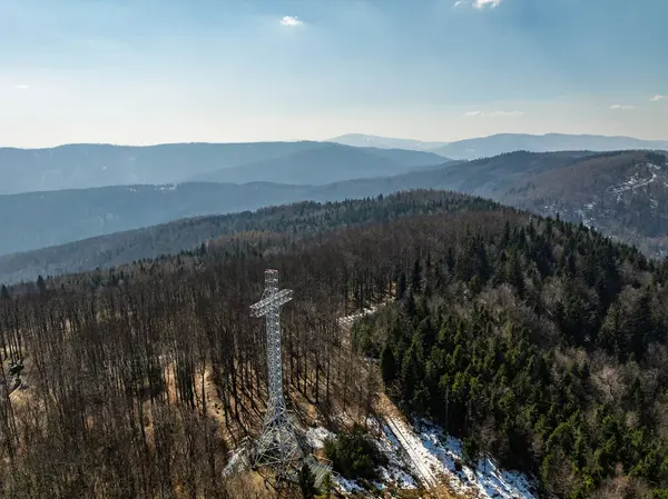İlkbaharda Beskid Dağları 'nın hava aracı görüntüsü. Chrobacz Meadow, Little Beskids 'taki Magurka Wilkowicka Grubu' nun zirvesinde. Beskids 'da bir dağın zirvesinde çapraz