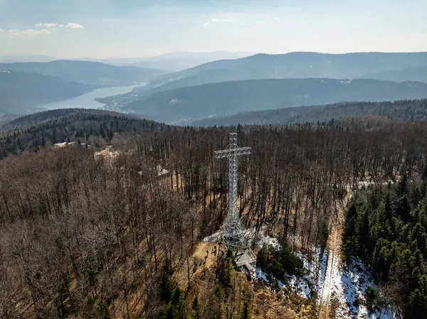 İlkbaharda Beskid Dağları 'nın hava aracı görüntüsü. Chrobacz Meadow, Little Beskids 'taki Magurka Wilkowicka Grubu' nun zirvesinde. Beskids 'da bir dağın zirvesinde çapraz