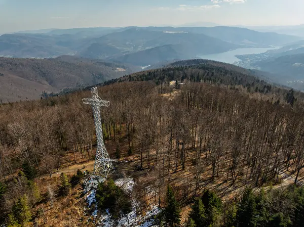 İlkbaharda Beskid Dağları 'nın hava aracı görüntüsü. Chrobacz Meadow, Little Beskids 'taki Magurka Wilkowicka Grubu' nun zirvesinde. Beskids 'da bir dağın zirvesinde çapraz