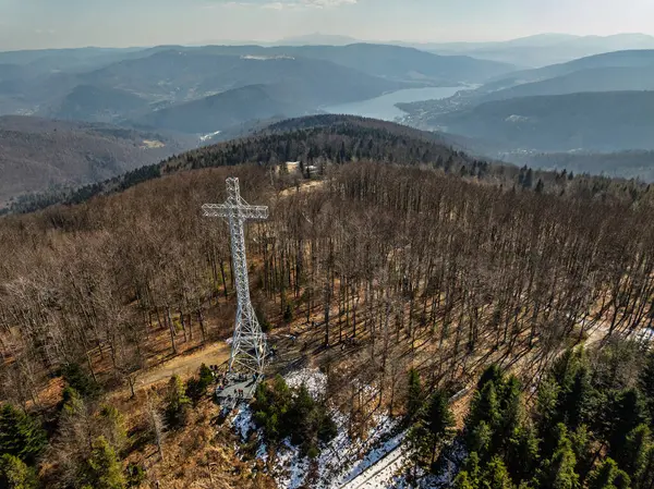 İlkbaharda Beskid Dağları 'nın hava aracı görüntüsü. Chrobacz Meadow, Little Beskids 'taki Magurka Wilkowicka Grubu' nun zirvesinde. Beskids 'da bir dağın zirvesinde çapraz