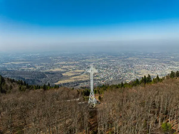 İlkbaharda Beskid Dağları 'nın hava aracı görüntüsü. Chrobacz Meadow, Little Beskids 'taki Magurka Wilkowicka Grubu' nun zirvesinde. Beskids 'da bir dağın zirvesinde çapraz