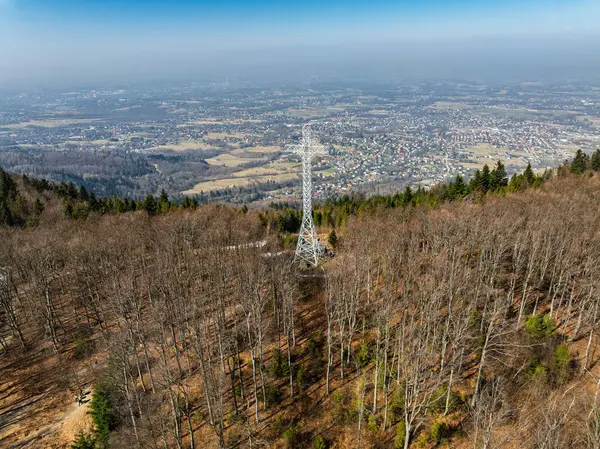 İlkbaharda Beskid Dağları 'nın hava aracı görüntüsü. Chrobacz Meadow, Little Beskids 'taki Magurka Wilkowicka Grubu' nun zirvesinde. Beskids 'da bir dağın zirvesinde çapraz