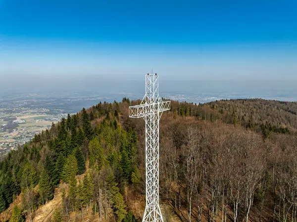 İlkbaharda Beskid Dağları 'nın hava aracı görüntüsü. Chrobacz Meadow, Little Beskids 'taki Magurka Wilkowicka Grubu' nun zirvesinde. Beskids 'da bir dağın zirvesinde çapraz