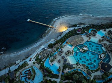 Türkiye 'nin Alanya kentindeki Türkler üzerinde gece karanlığına muhteşem hava günbatımı. Alanya kıyı şeridi, tatil beldeleri, marina, oteller ve Akdeniz insansız hava aracı manzaralı şehir ışıkları. Akdeniz kıyı şeridi