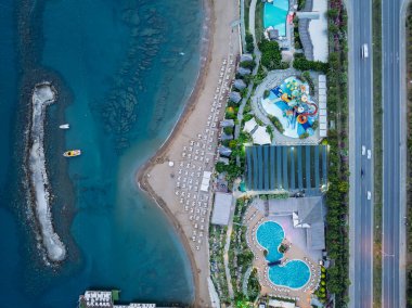 Türkiye 'nin Alanya kentindeki Türkler üzerinde gece karanlığına muhteşem hava günbatımı. Alanya kıyı şeridi, tatil beldeleri, marina, oteller ve Akdeniz insansız hava aracı manzaralı şehir ışıkları. Akdeniz kıyı şeridi