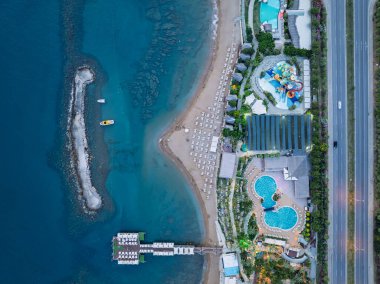 Türkiye 'nin Alanya kentindeki Türkler üzerinde gece karanlığına muhteşem hava günbatımı. Alanya kıyı şeridi, tatil beldeleri, marina, oteller ve Akdeniz insansız hava aracı manzaralı şehir ışıkları. Akdeniz kıyı şeridi
